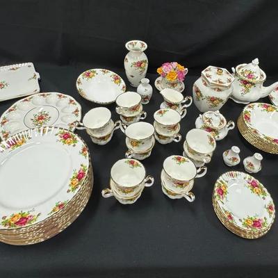 Lot 200: Royal Albert Old Country Roses Bone China Collection