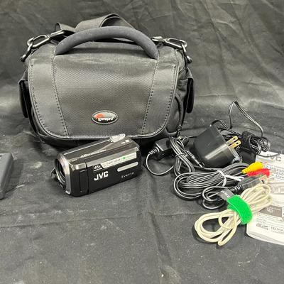 Lot 335: JVC Everio Digital Camcorder – 45x Dynamic Zoom (Super LoLux / Dual Memory)