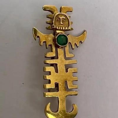 18K Gold Emerald Accented Totem Brooch - 1" Long
