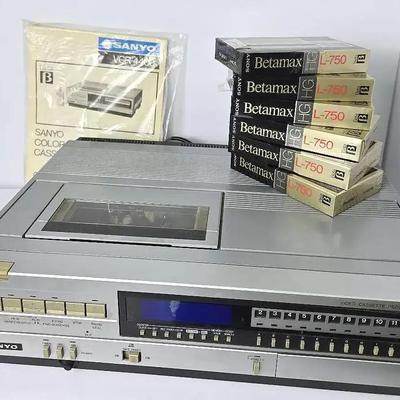 Vintage Sanyo VCR 4400 Betamax Video Tape Recorder/Player with Betamax L-750 Tapes
