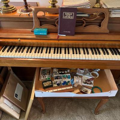 Sale Photo Thumbnail #42: Wurlitzer piano