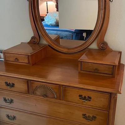 Vintage Maple Colonial Style Dresser With Detachable Mirror 