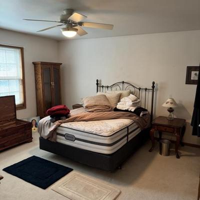 Sale Photo Thumbnail #34: Like new Beautyrest Platinum Queen bed