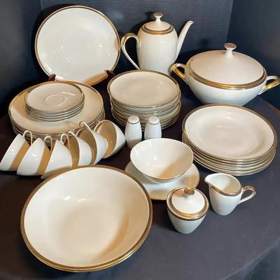 Elegant Gold-Rimmed China Dinnerware Collection