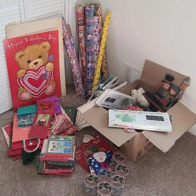 Holiday Gift Wrap & Décor Collection