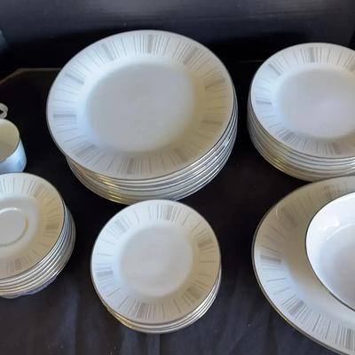 Noritake 8 Piece Dinnerware Set With Packing Cases