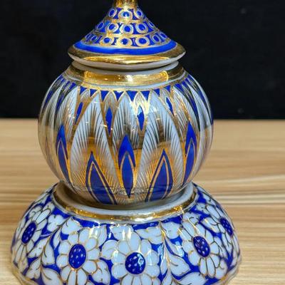 Tiny lidded porcelain jar bowl
