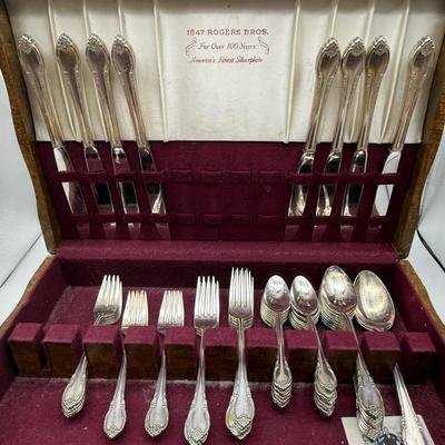 50 Piece Set Rogers Bros Silver Plate Flatware Remembrance