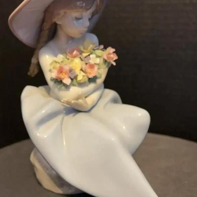 Lladró “Fragrant Bouquet” Porcelain Figurine – Model #5862