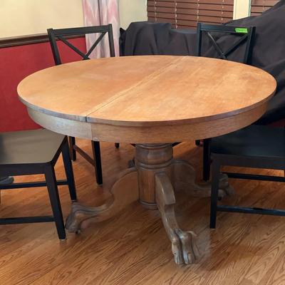 BK118 Bear Claw Antique Circular Kitchen Table & 4 Chairs 