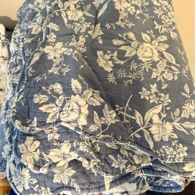 Sale Photo Thumbnail #22: Queen size comforter 