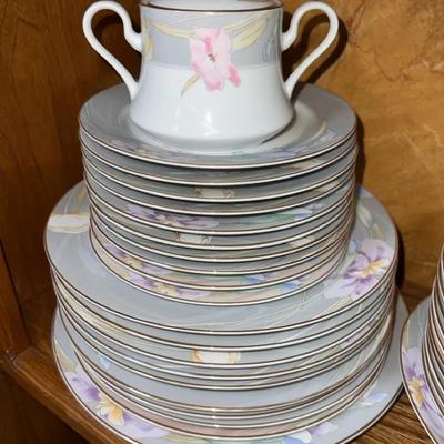 Porcelain flower set
