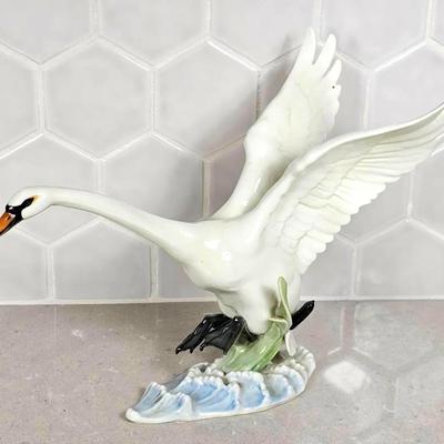 Hutschenreuther 'Einfallender Schwan' Porcelain Landing Swan Figurine
