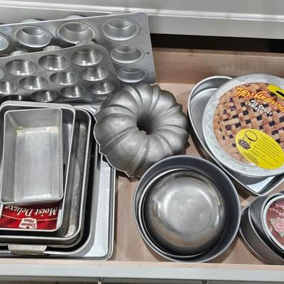 Assorted Aluminum Bakeware (24)