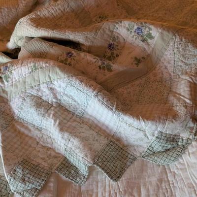Dagged Edge Green And White Quilt (Craft Use)