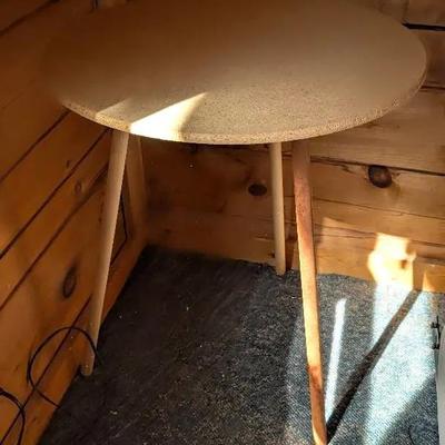 Simple Compressed Wood Round Table Three Legs