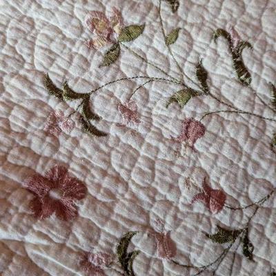 Beautiful Quilt With Embroidered Flowers With Matching Pillow Cases 