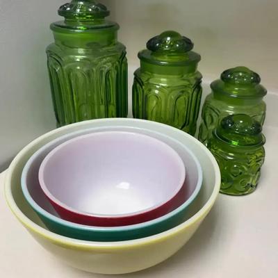 L.E. Smith Vintage Moon and Stars Glass Canisters & Pyrex Bowls