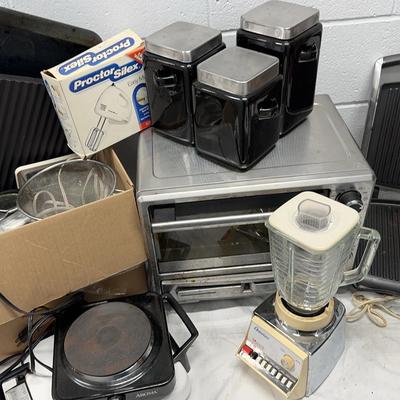 Small Appliance & Kitchen Tool Lot – Toaster Oven, Blender, Griddle