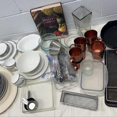 Kitchen & Dining Lot – Dinnerware Sets, Copper Mugs, Cast Iron, Knives