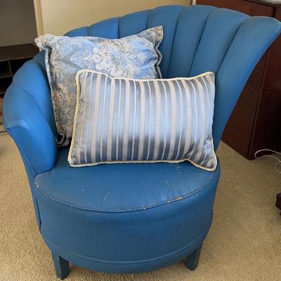 Vintage Art Deco Seashell Chair & French Pillows