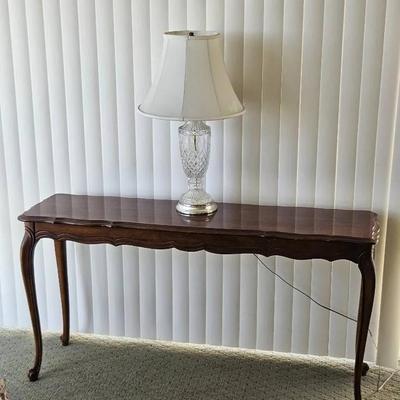 Queen Anne-Style Mahogany Console/ Sofa Table & Lamp 