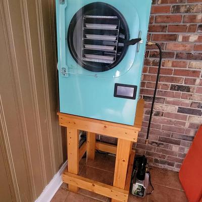HarvestRight Freeze Dryer W/wooden Stand & Vacuum Pump, Bags And Sealer