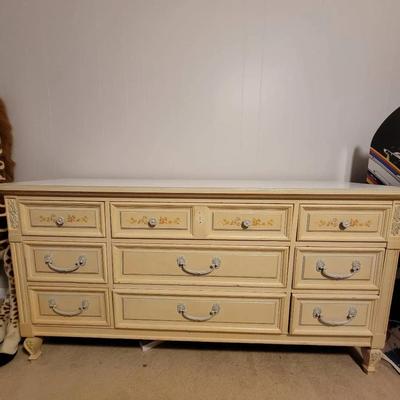 French Provential 9-Drawer Dresser