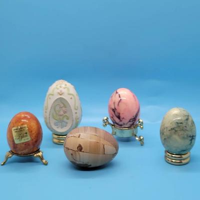(5) Collectible Eggs: Lefton Alabaster, Franklin Mint Handpainted Porcelain, Other Natural Stone