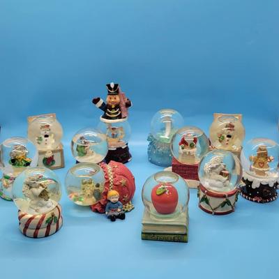 (12) Mini Snowglobes