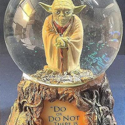 Star Wars Jedi Master Yoda Illuminated Globe  7.5” H