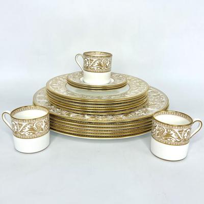 Wedgwood Bone China Set - Florentine Gold Pattern - 20 Pieces 