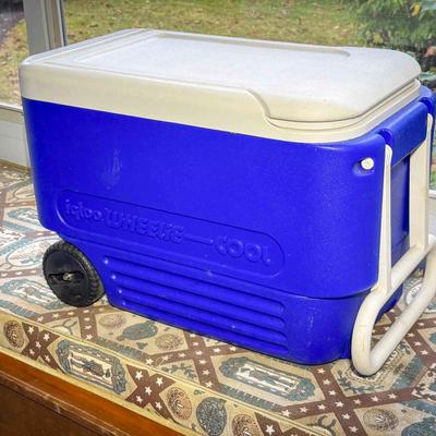 IGLOO Cooler with Wheels and Pull Handle 