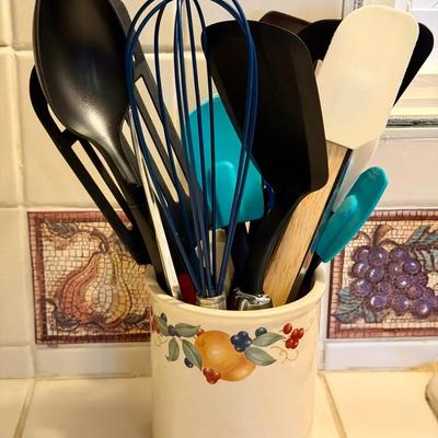 Utensil Holder With Utensils 