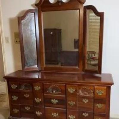 Vaughen Bassett Dresser With Mirror