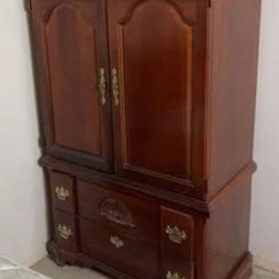 Vaughen Bassett Media Chest