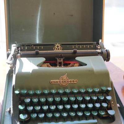 vintage Underwood typewriter with case. clean 