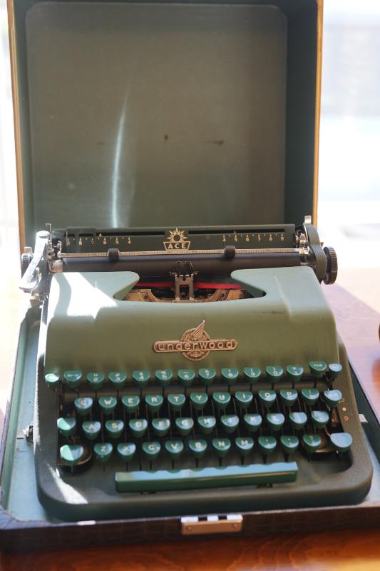 vintage Underwood typewriter with case. clean 