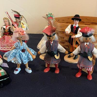 Lot Of Souvenir Dolls In Longaberger Basket 