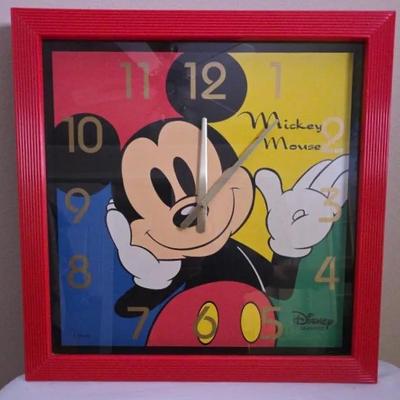 Vintage Big, Bold and Beautiful Mickey Mouse Clock!