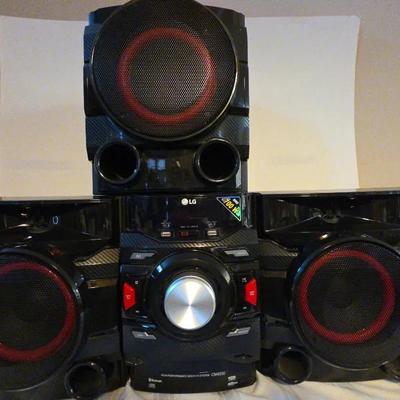 LG Hi Performance Mini Hi-Fi System With Subwoofer!