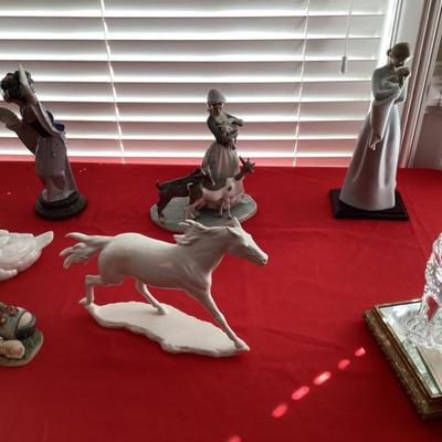 Variety of small figurines 3)