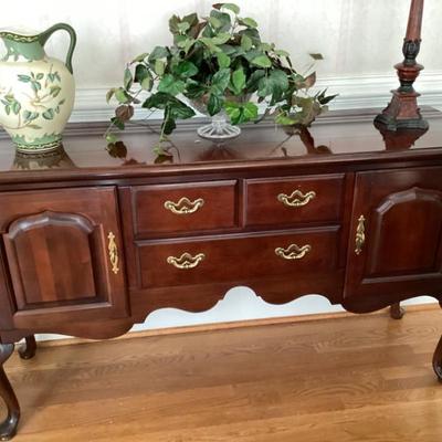 Thomasville queen anne style sideboard