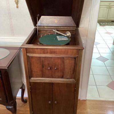 Victrola record player