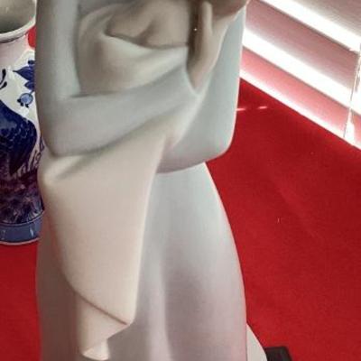 Lladro a mother s embrace closeup