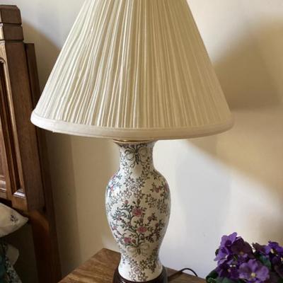Floral porcelain table lamp