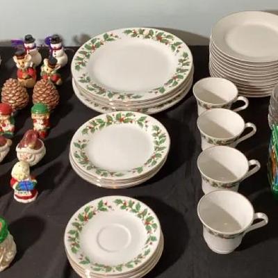 Christmas Plates And Shakers 