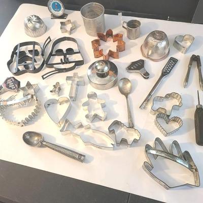 Kitchen Lot: Cookie Cutters (Incl Star Wars), Copper Flower, Pampered Chef Biscuit Cutter, Etc