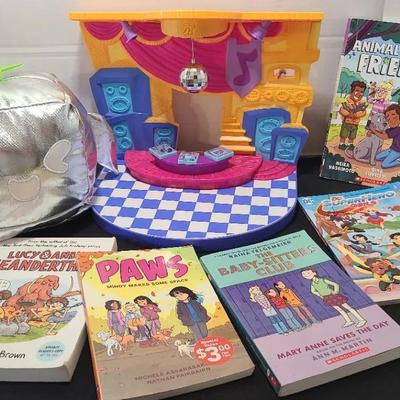 Creative Play Backdrop, Blox Fruits Stuffy, Graphic Novels With Female Characters For Pre-teens
