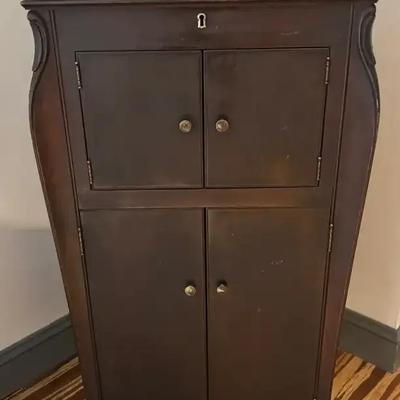 Antique Victor Victrola Phonograph with Record Collection